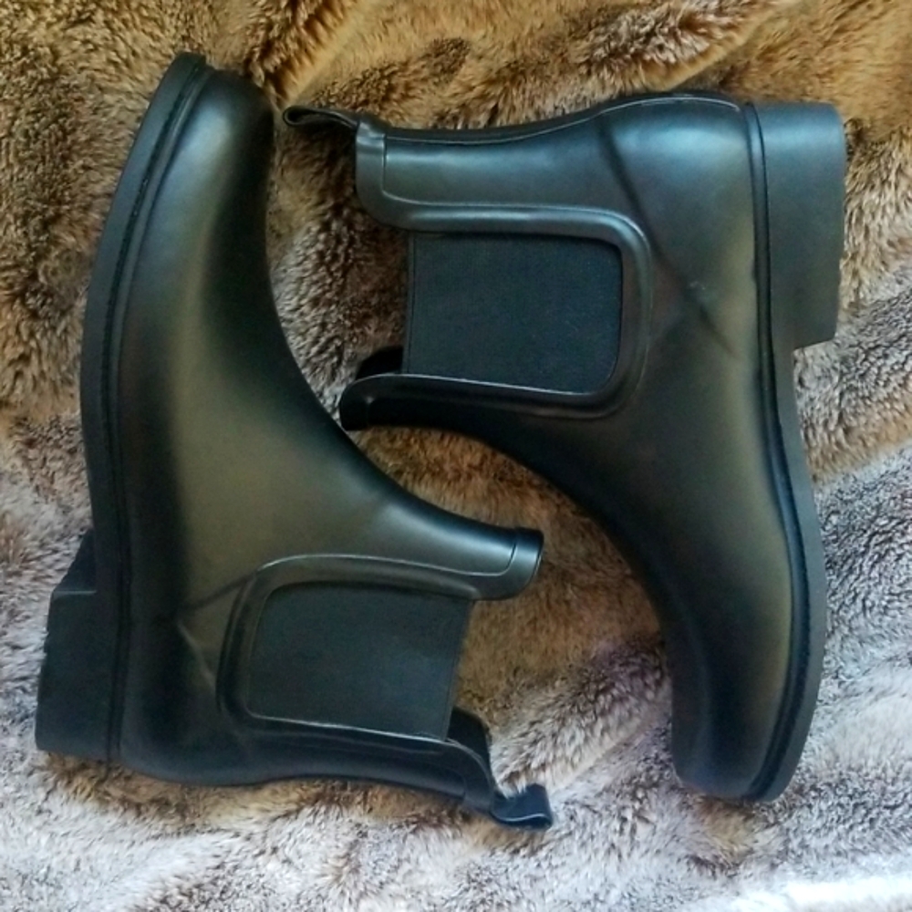 GAP Rain booties size 6.